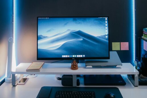 Więcej miejsca na biurku dzięki prostej zmianie ustawienia