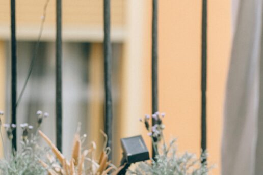 Mały balkon, duży efekt – które doniczki sprawdzą się na zewnątrz?